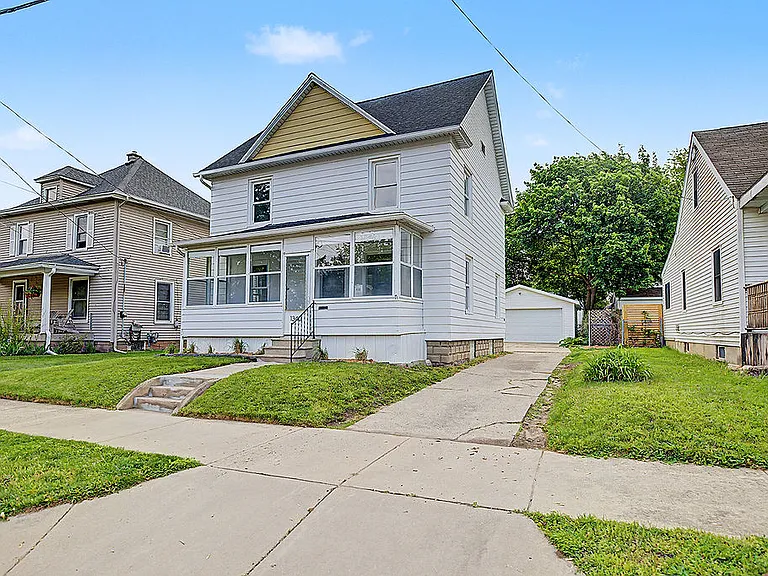 1340 Columbia Ave NE — Photo 2
