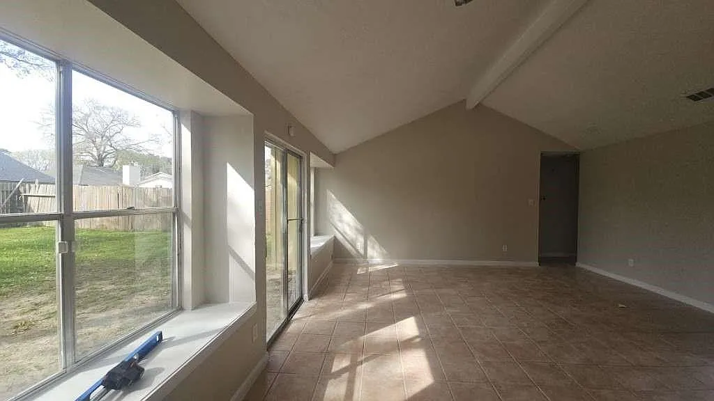 3 bed, 2.0 bath, 1019 sqft, $1,799 — Photo 3