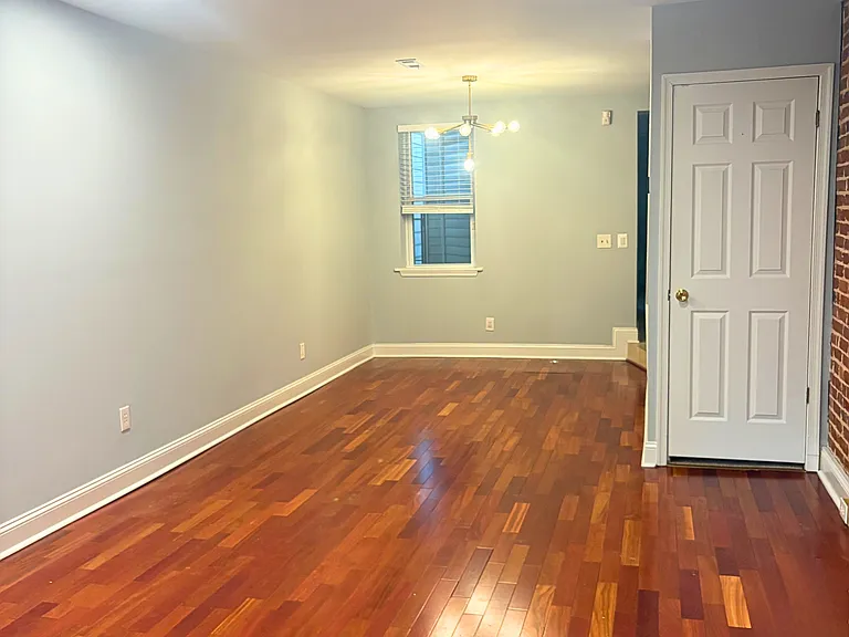 935 S Kenwood Ave — Photo 4