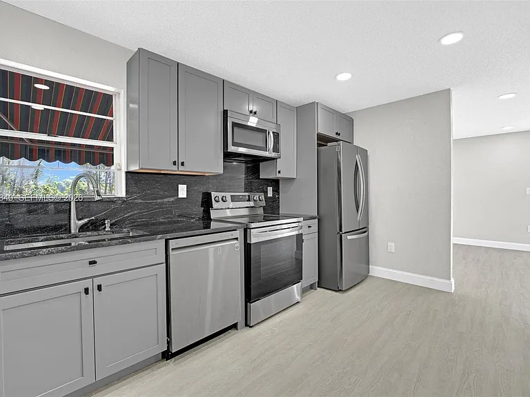 10065 NW 54th Ter — Photo 13