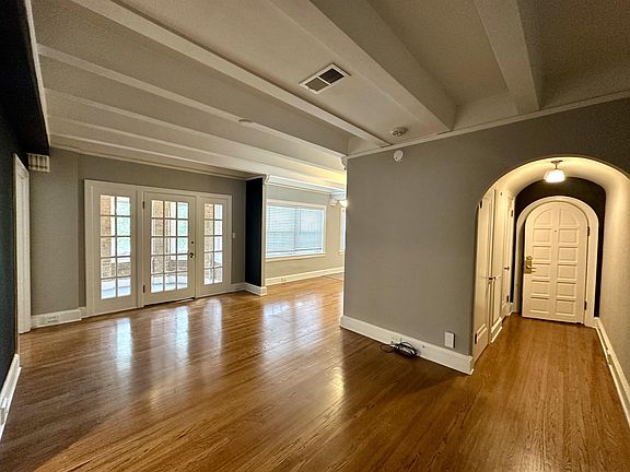 3rd image of 910 Ward Pkwy #11234673