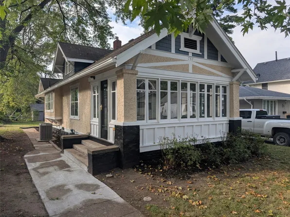 737 Sandahl Ave, Des Moines, IA 50316