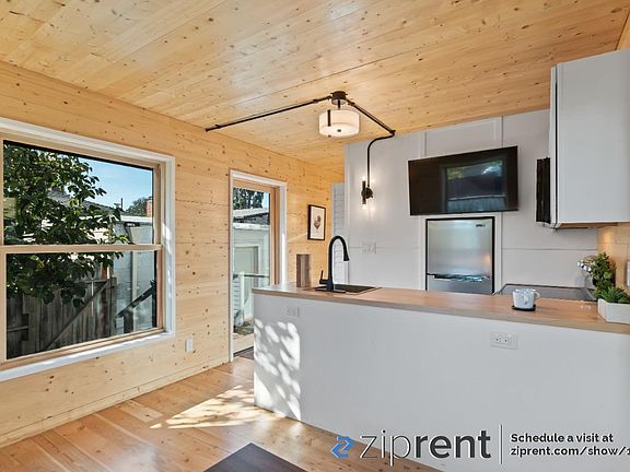 5th image of 3101 Waverly Ave #A