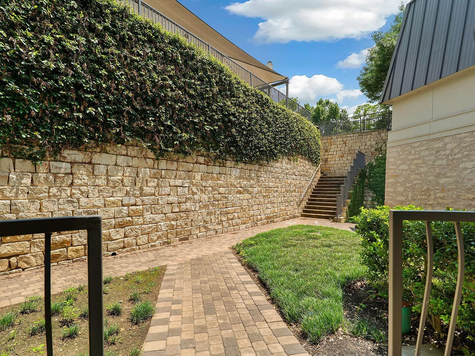 2 bed, 2.5 bath, 1386 sqft, $2,100 — Photo 4