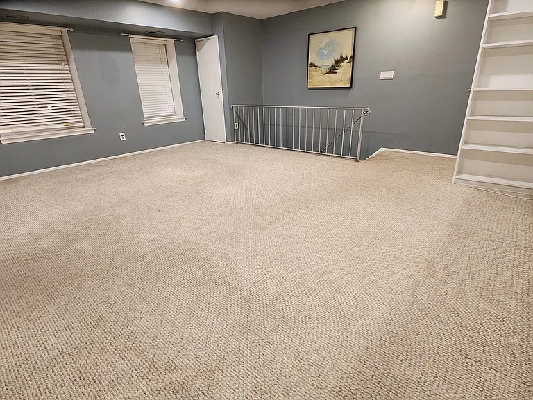 Great Room
(bookcase is for sale)