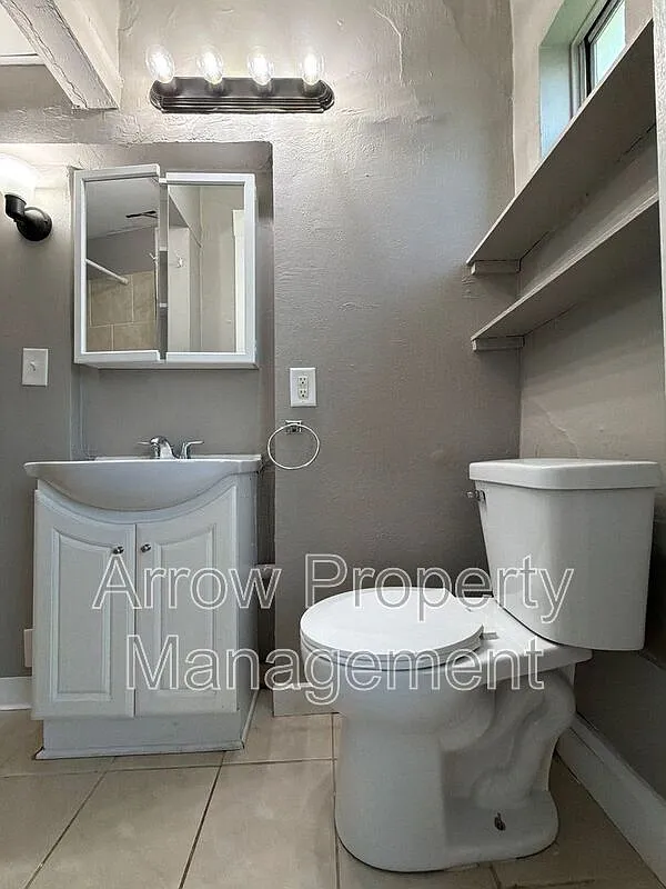 2 bed, 1.0 bath, $850 — Photo 2