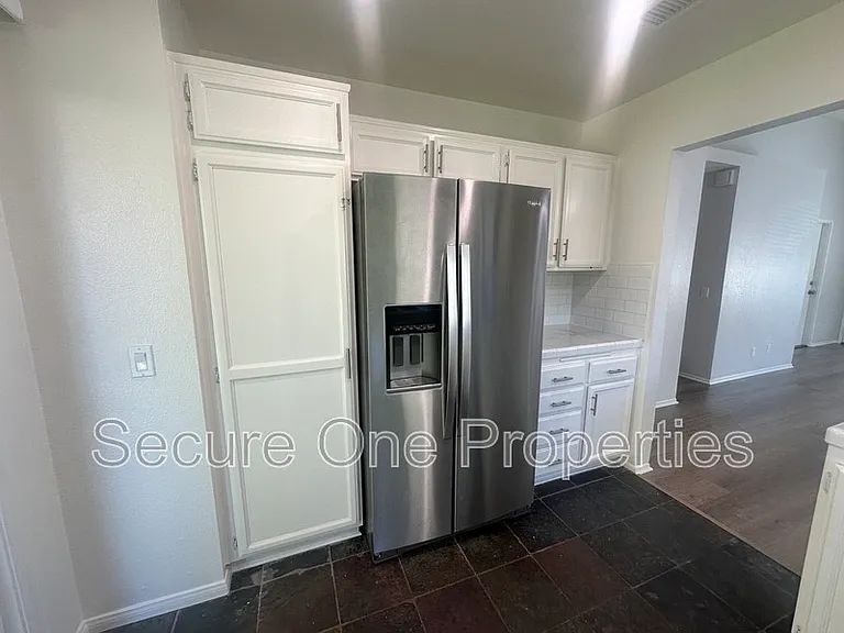 2324 Hampton Ave — Photo 9
