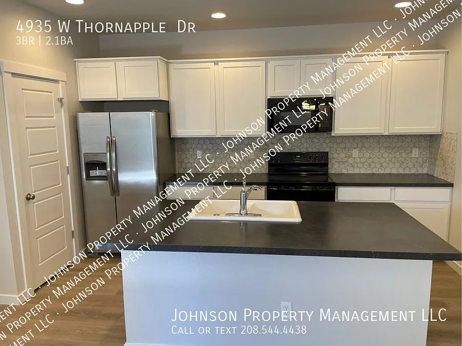 Elegant Meridian Home with Soaring Ceilings, Chef's Kitchen & Spa-Like Master Bath. — Photo 4