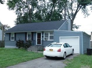 19 Locust Ave, Wheatley Heights, NY 11798