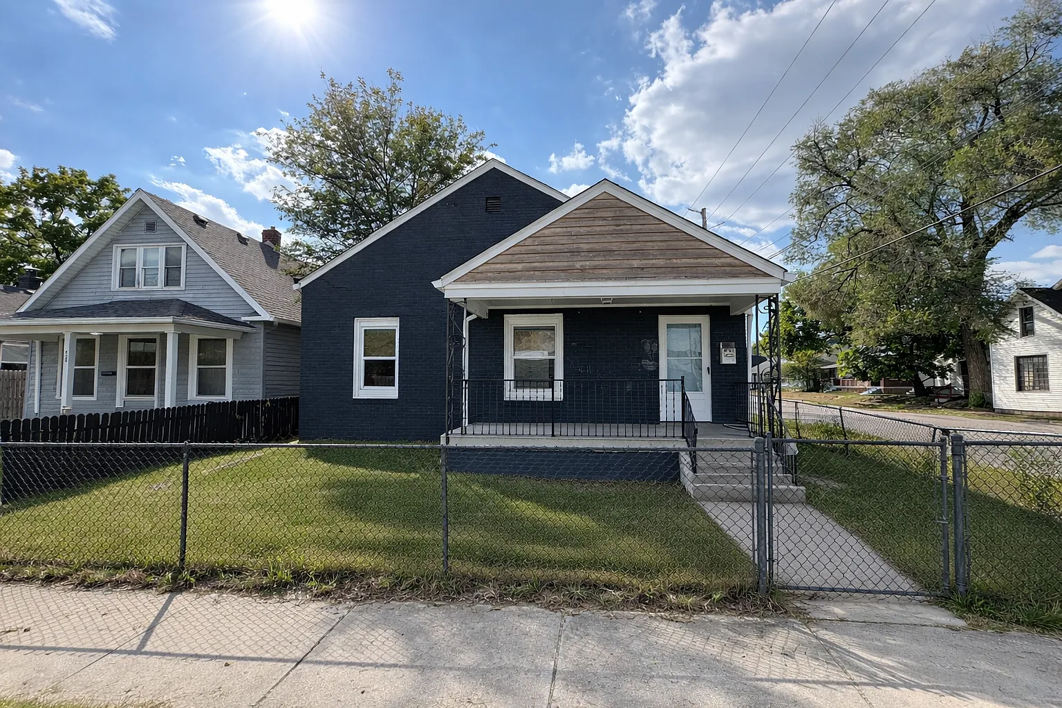 444 N Chester Ave photo 1