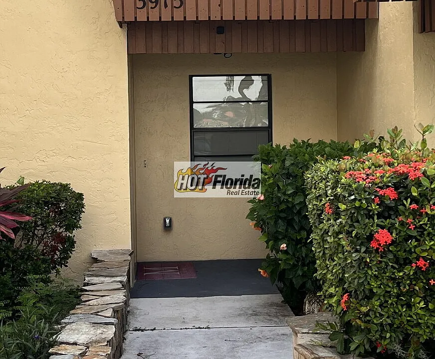 3915 Edgewater Dr