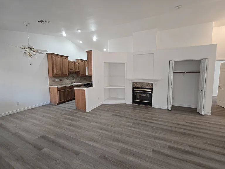 1612 N Torrey Pines Dr #104 — Photo 2