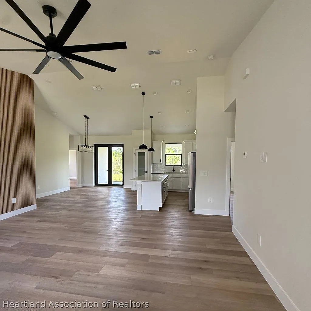 1 bed, 1.0 bath, 1300 sqft, $1,500 — Photo 2
