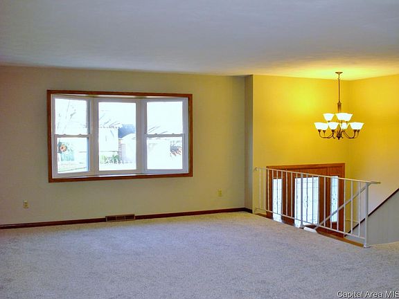 3rd image of 1073 Woodbine Cir E