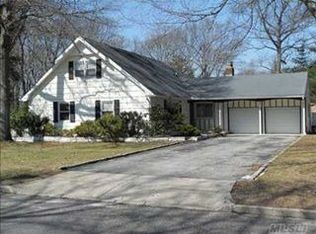 3 Middlebury Rd, Hauppauge, NY 11788