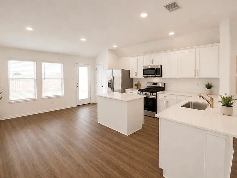 7907 Elk Grove Ln — Photo 4