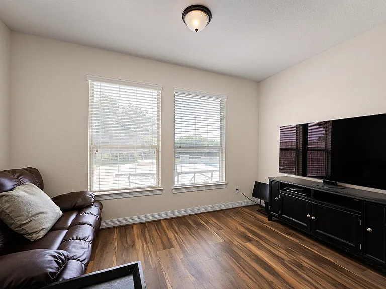 4627 Miramar Dr — Photo 36