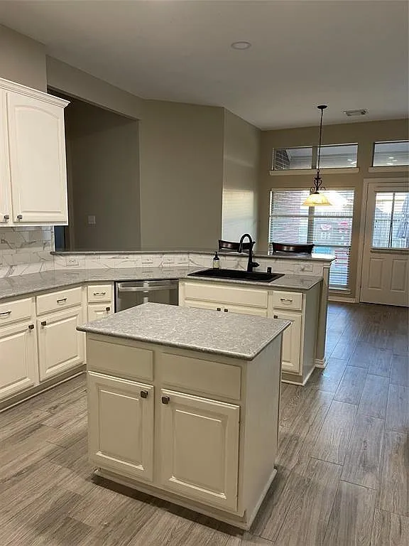 4 bed, 2.5 bath, 2345 sqft, $2,600 — Photo 3