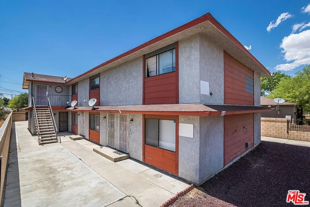 2 bed, 1.5 bath, 985 sqft, $2,200 — Photo 1