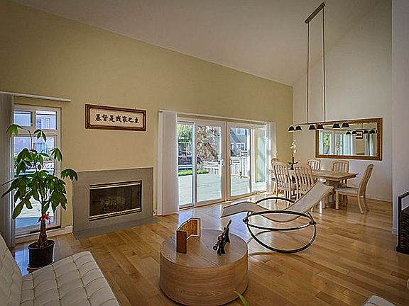 3rd image of 604 Portsmouth Ln