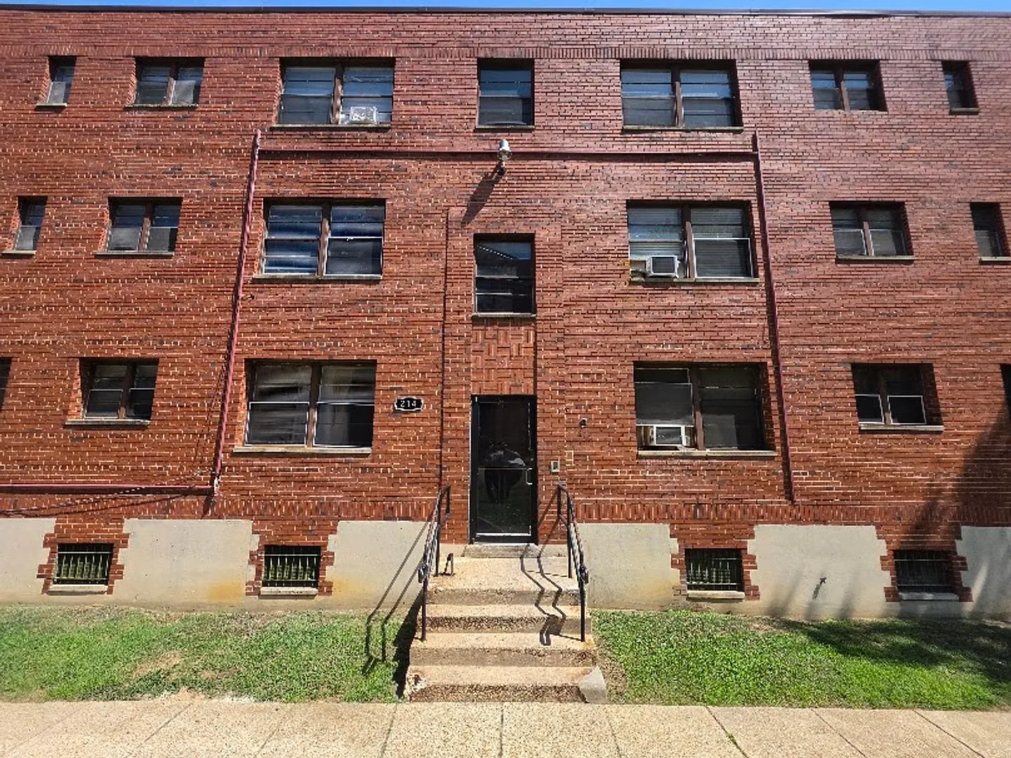 214 Kenilworth Ave Ne — Photo 1