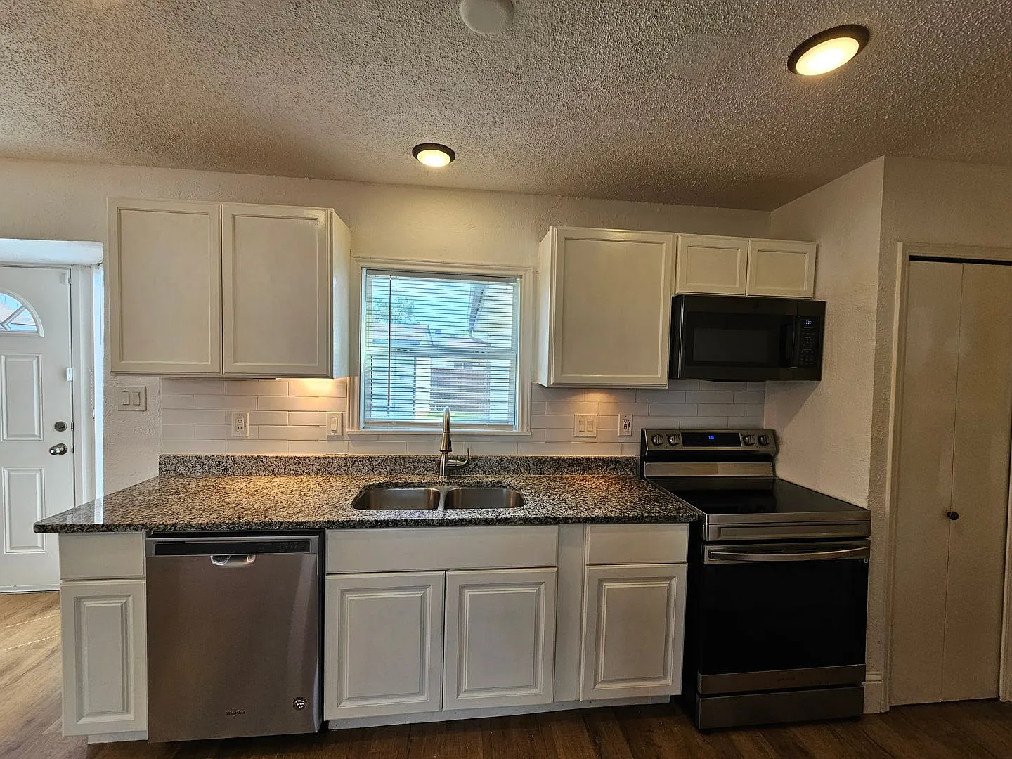Stunning two-story, 5-bedroom, 2-bath property — Photo 4