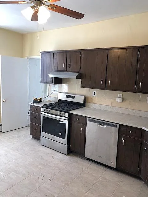 3 bed, 1.5 bath, 1647 sqft, $2,300 — Photo 2