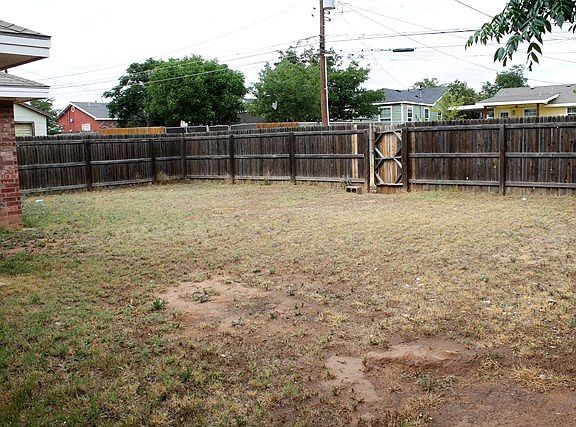 5th image of 914 N Fort Worth St