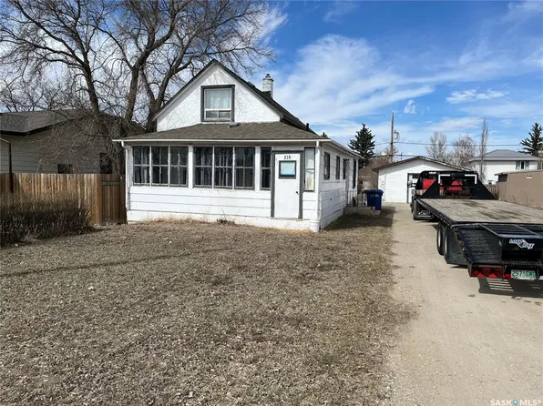 219 1st AVENUE, Gravelbourg, SK S0H 1X0