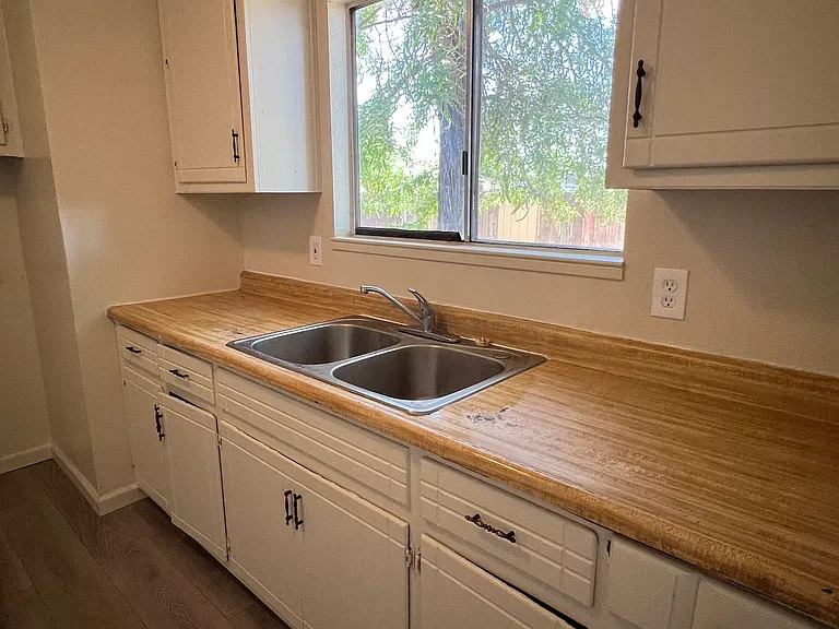 2418 N Edwards Ave #3 — Photo 4