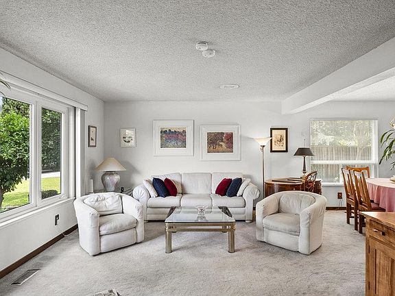 4th image of 122 Jamie Ct