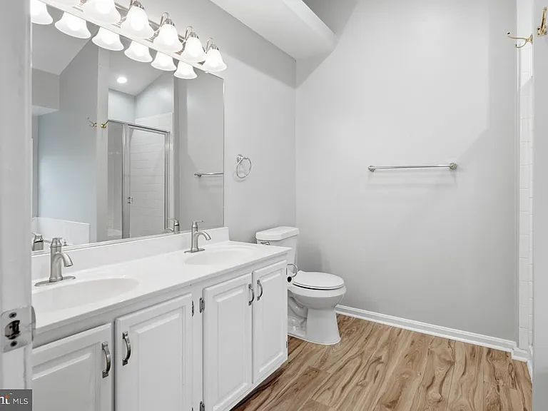 7035 Kings Manor Dr — Photo 36
