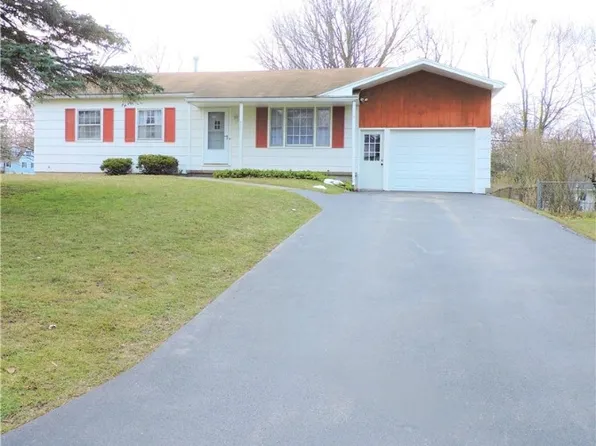 215 Mystic Ln, Rochester, NY 14623