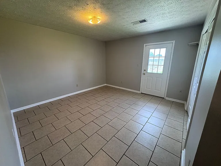 105 Grogan Cir — Photo 4