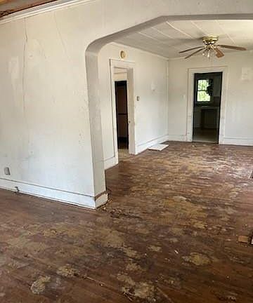5th image of 900 E Main St