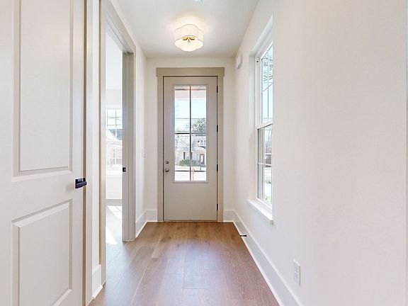 5th image of 220A Peachtree St