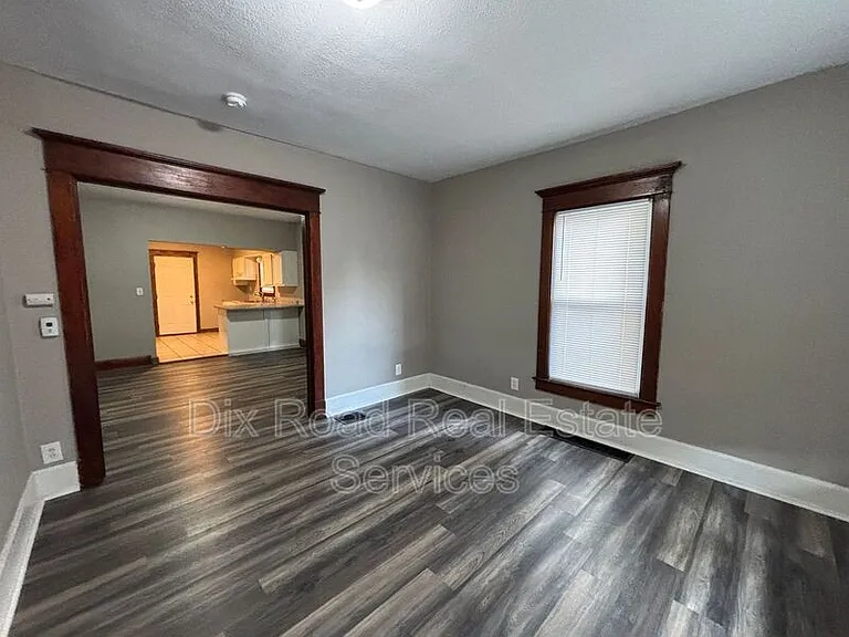309 Moore St — Photo 4