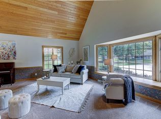 3118 Kisdon Hill Dr, Waukesha, WI 53188