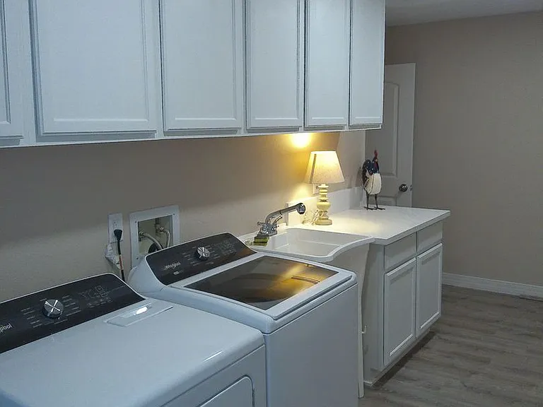 1640 Emerald Dr — Photo 32