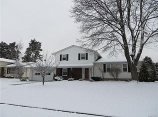81 Woodbury Dr, Lockport, NY 14094