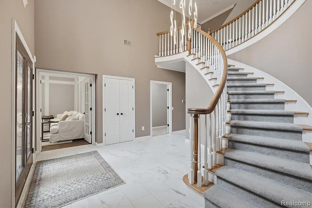 3 bed, 5.0 bath, 3779 sqft, $7,000 — Photo 3