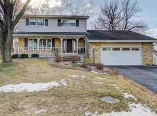 102 Canterbury Ct, Waunakee, WI 53597
