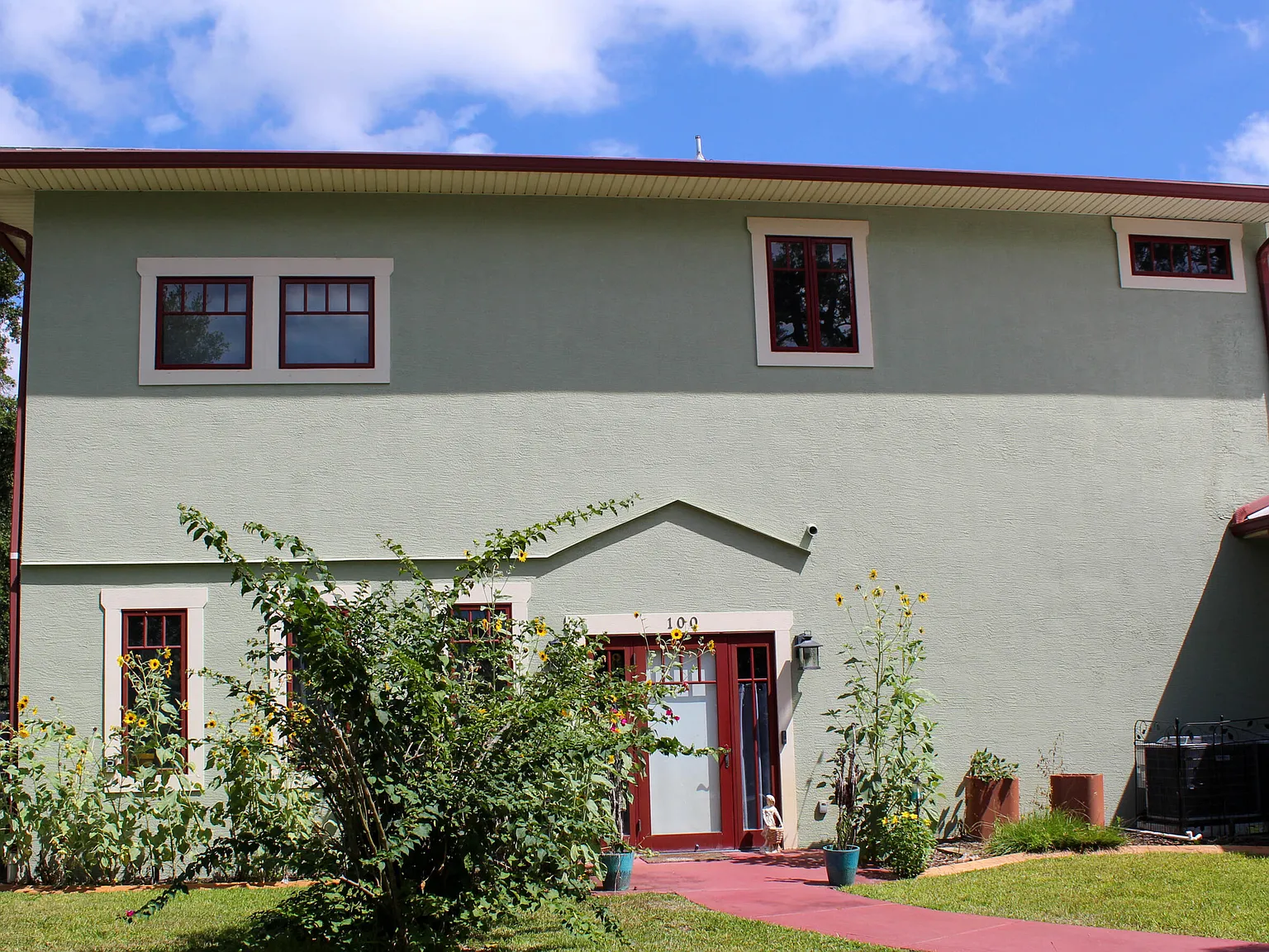 3 bed, 2.5 bath, 2574 sqft, $4,500 — Photo 2
