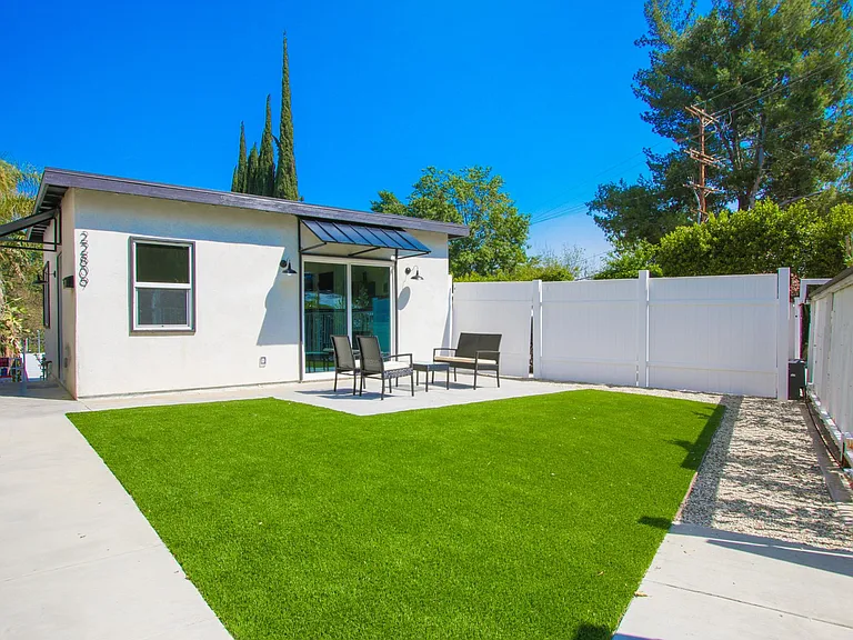 22809 Crespi St — Photo 15