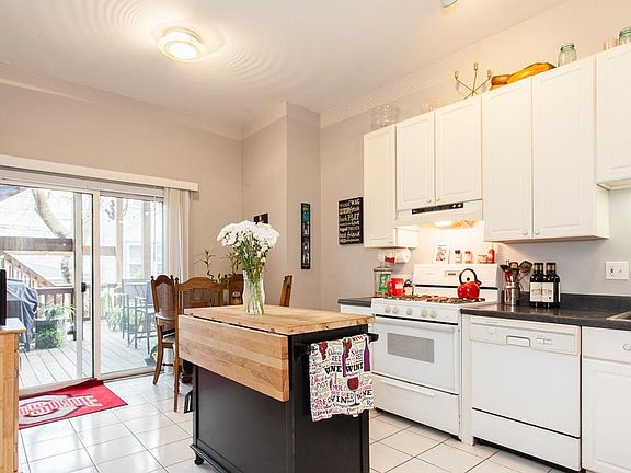 3rd image of 3309 N Kenmore Ave #1