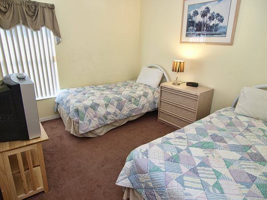 IR5P1649OHT-Twin-Bedroom-with-TV-Set