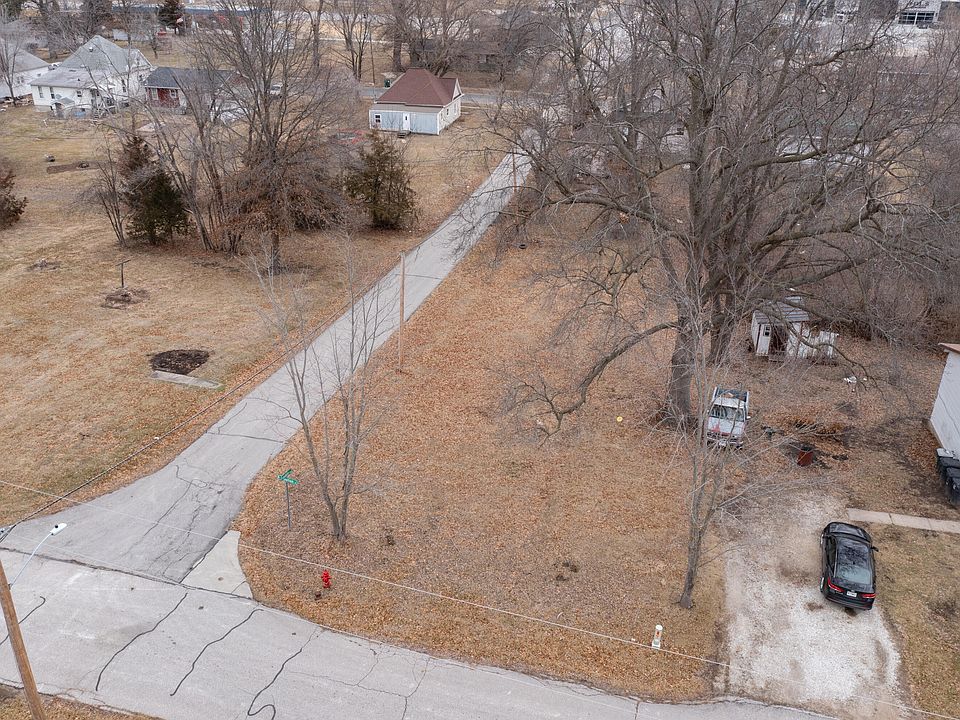 2nd image of 824 N Moulton St