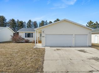 1932 25th St SW, Minot, ND 58701