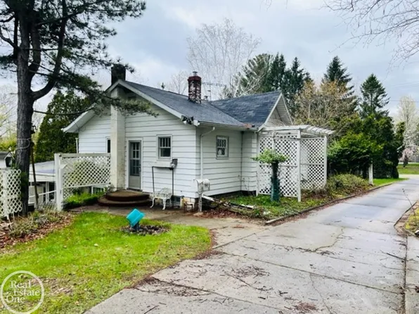 6715 Griswold Rd, Kimball, MI 48074