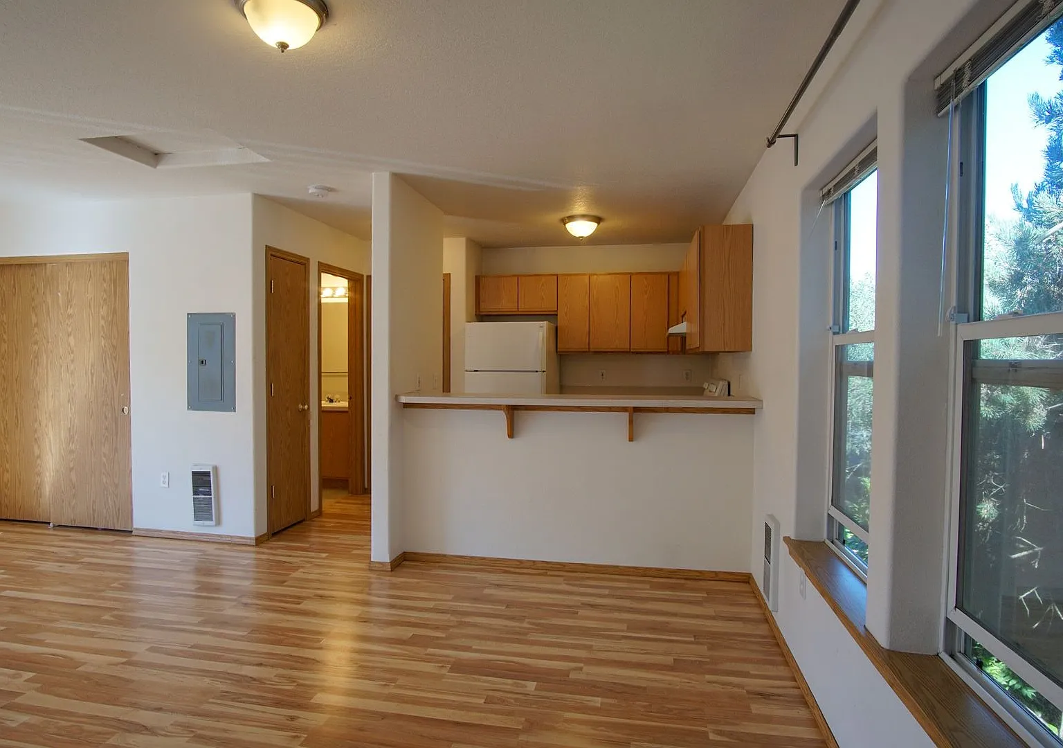 Bustling SE Division: 2nd Floor Studio w/Balcony + Parking Ready Now! — Photo 3